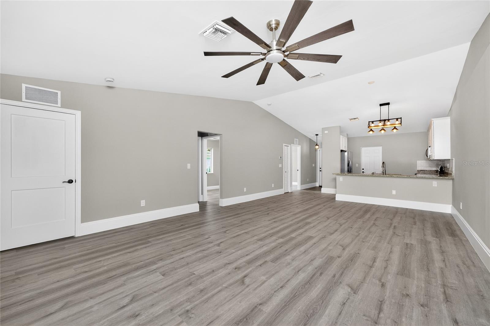 Image 13 of 67 For 2090 Como Street