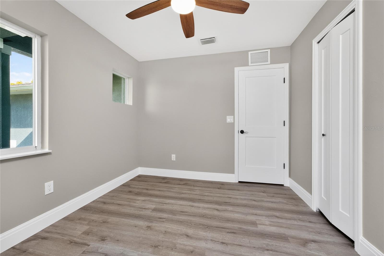 Image 16 of 67 For 2090 Como Street