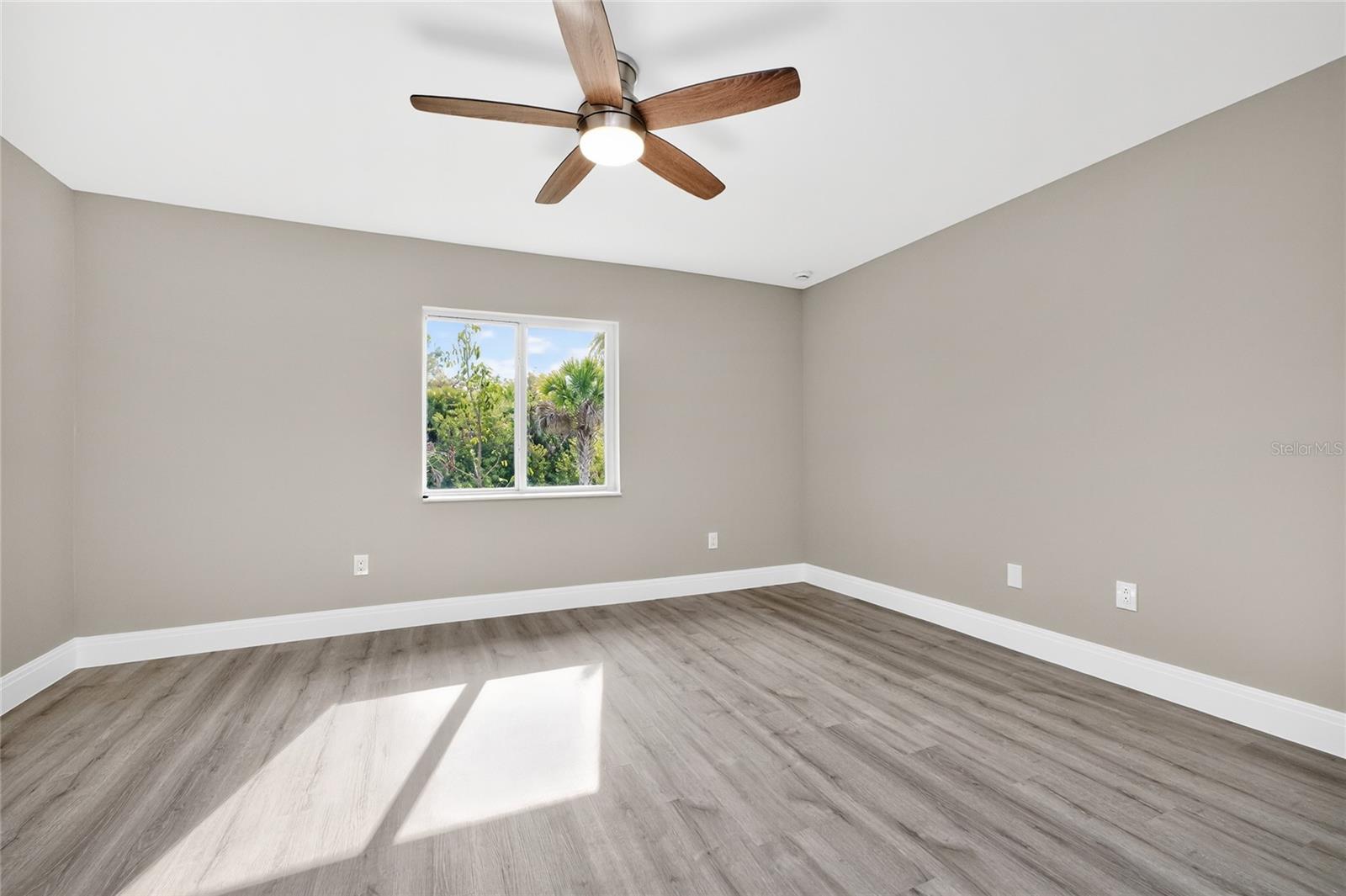 Image 19 of 67 For 2090 Como Street