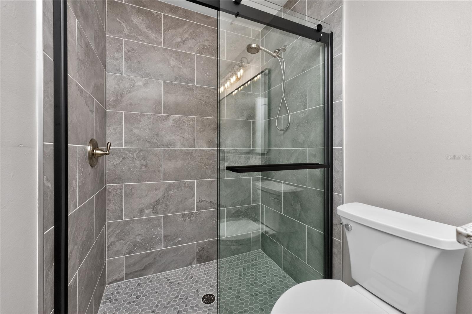 Image 21 of 67 For 2090 Como Street