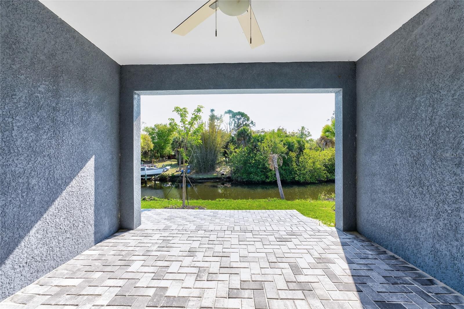 Image 22 of 67 For 2090 Como Street