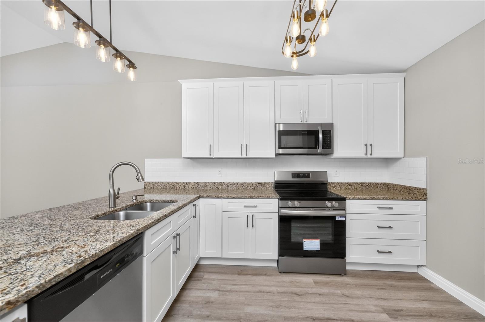 Image 23 of 67 For 2090 Como Street