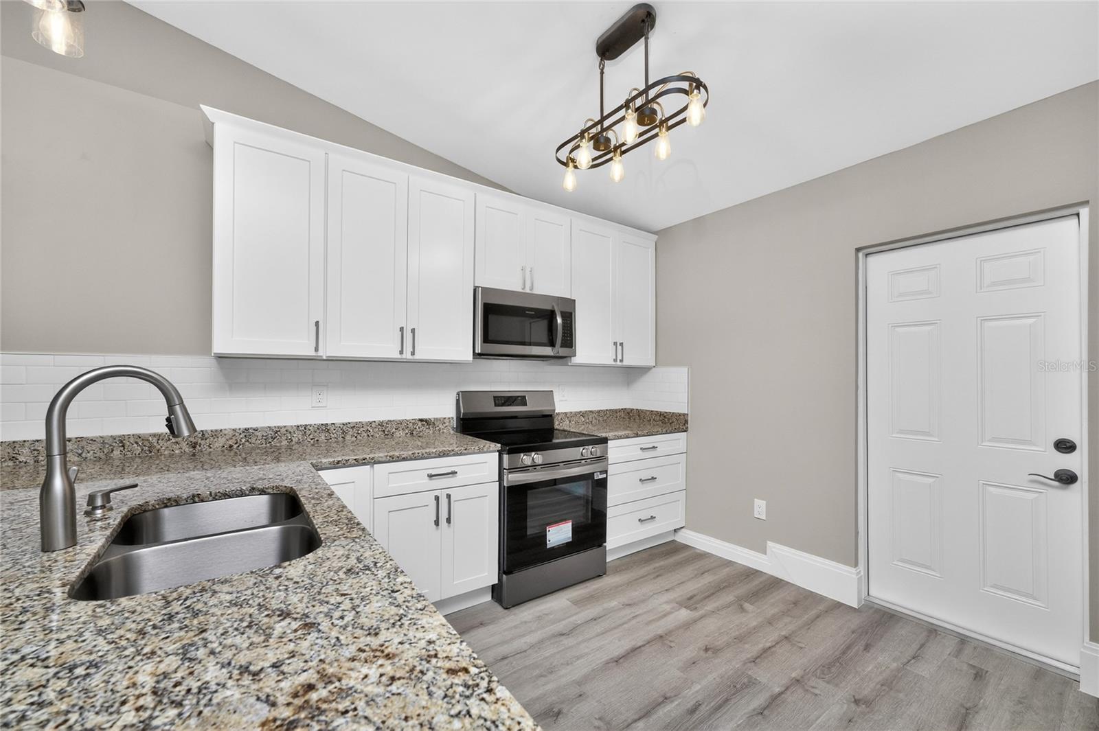 Image 24 of 67 For 2090 Como Street