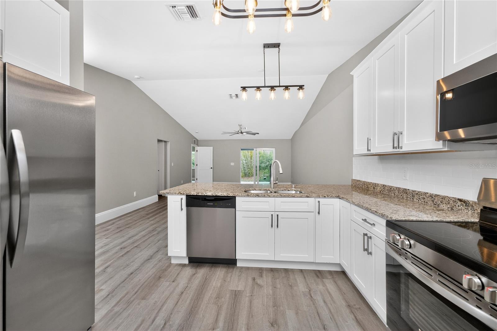 Image 25 of 67 For 2090 Como Street