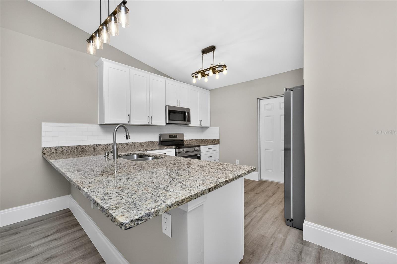 Image 26 of 67 For 2090 Como Street