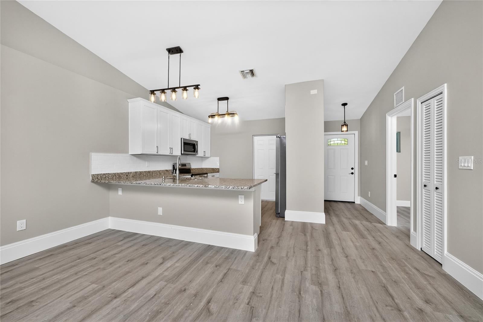 Image 27 of 67 For 2090 Como Street