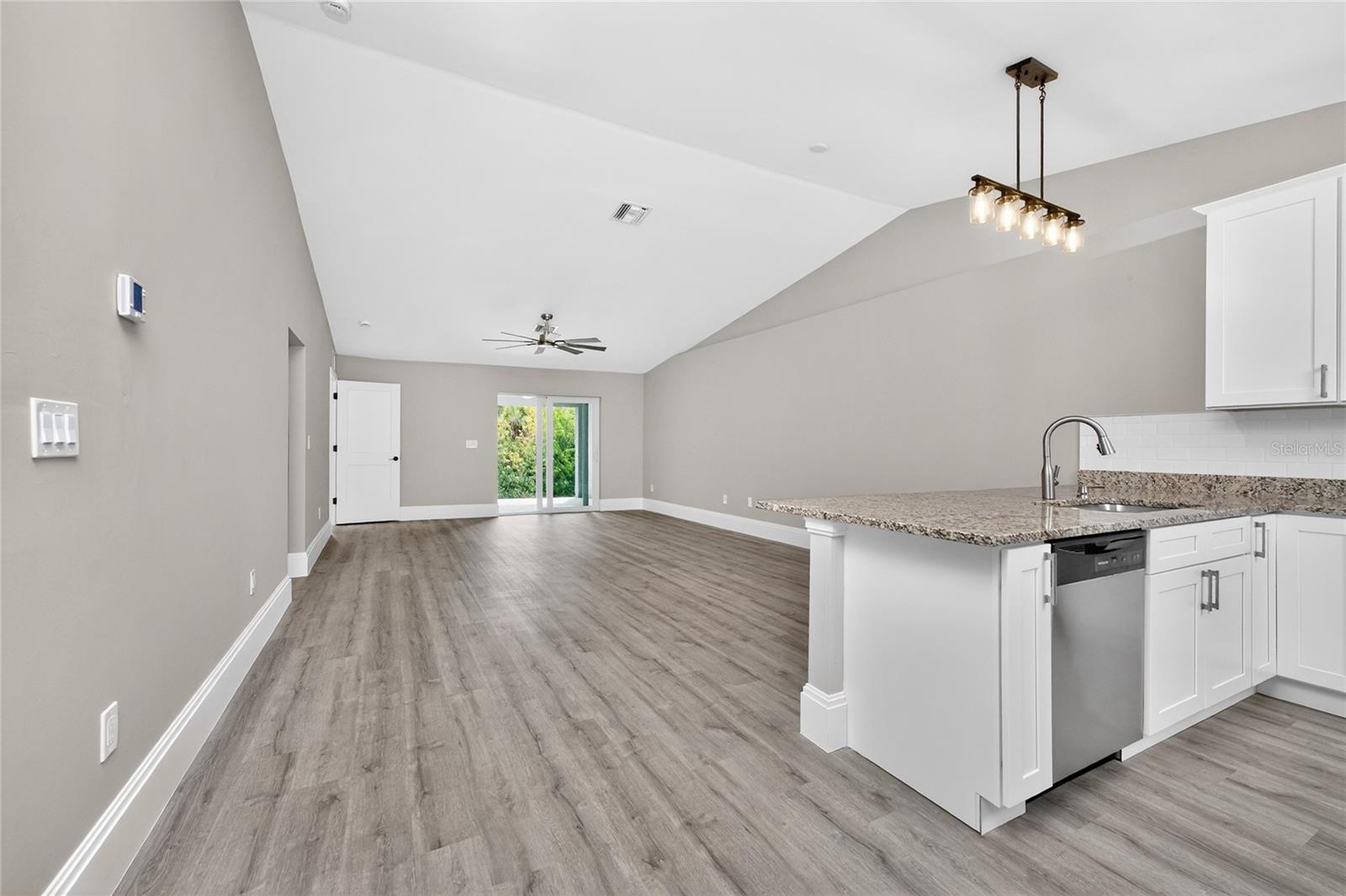 Image 28 of 67 For 2090 Como Street