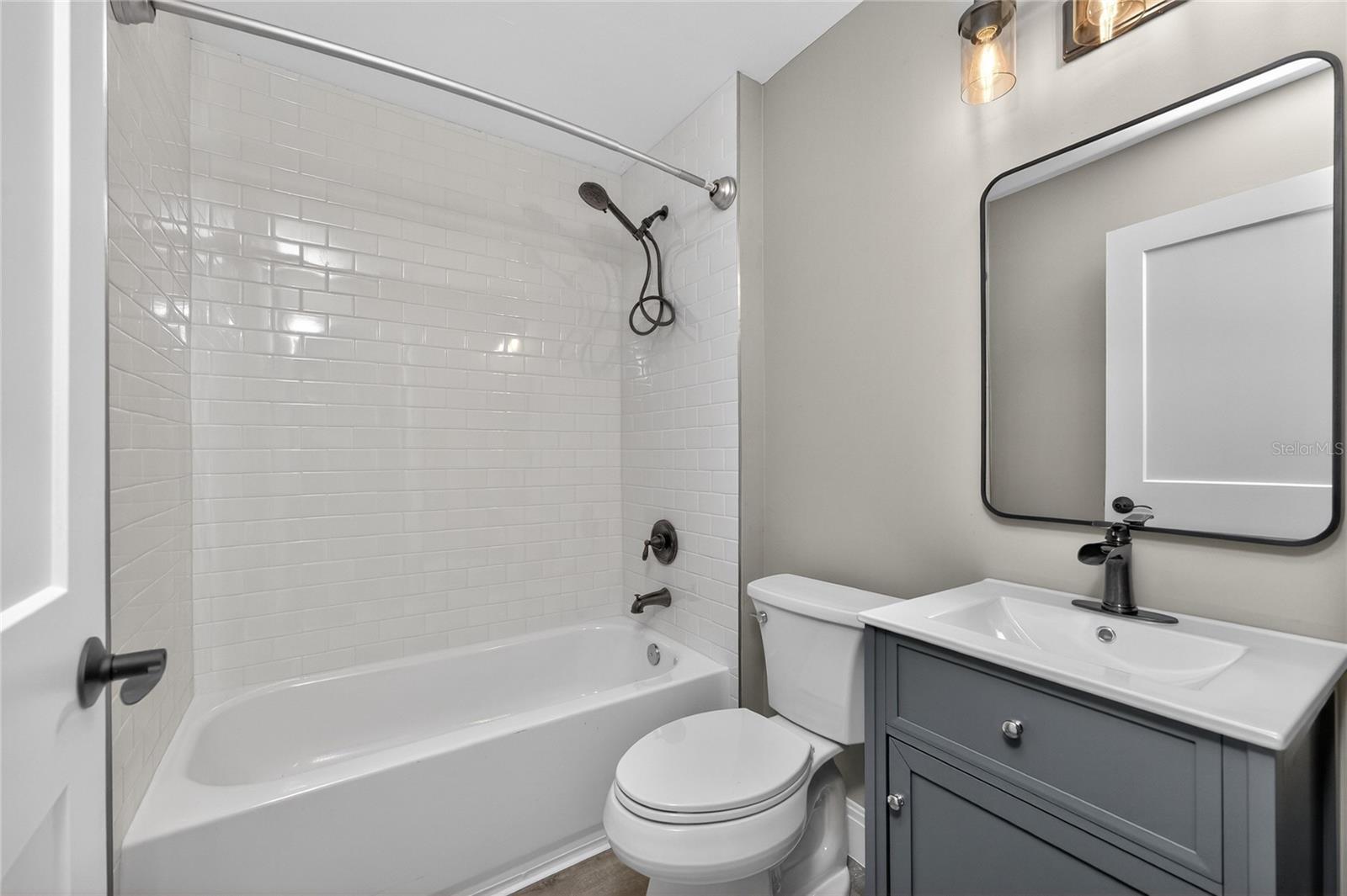 Image 32 of 67 For 2090 Como Street