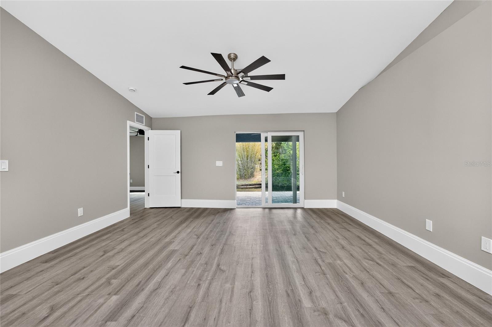 Image 33 of 67 For 2090 Como Street