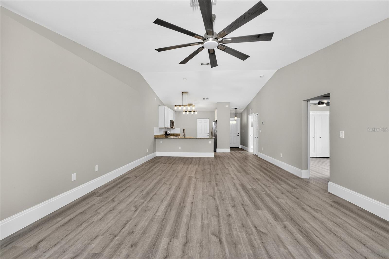 Image 34 of 67 For 2090 Como Street