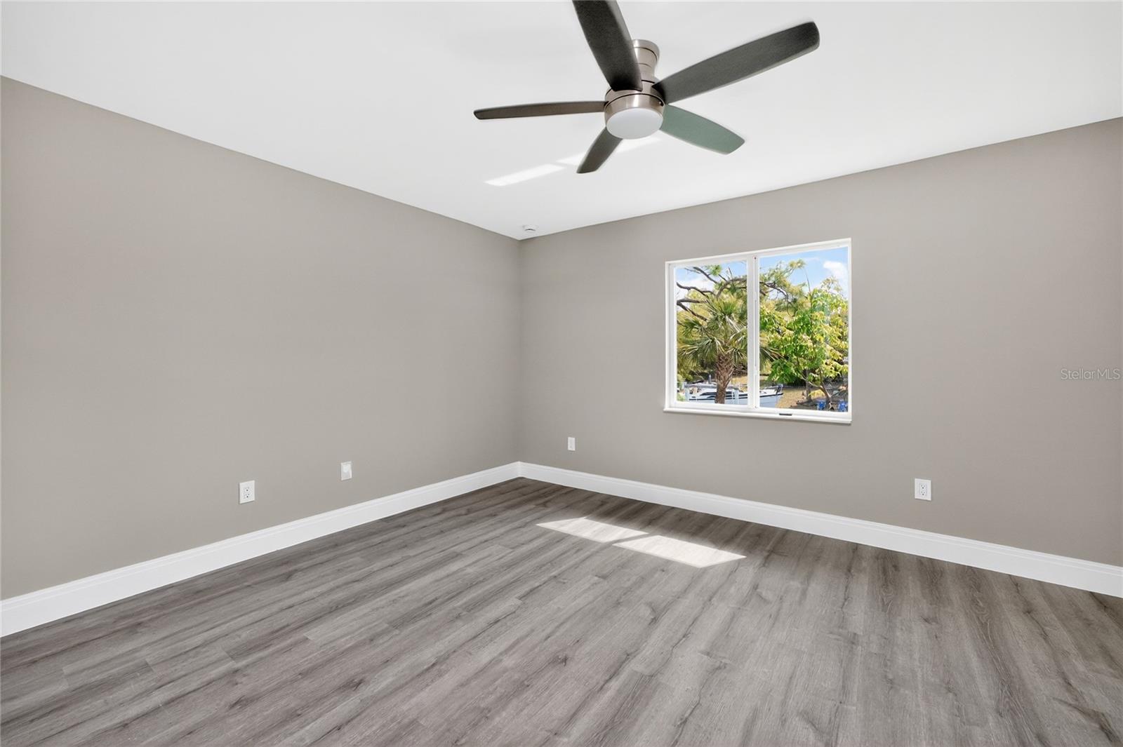 Image 35 of 67 For 2090 Como Street