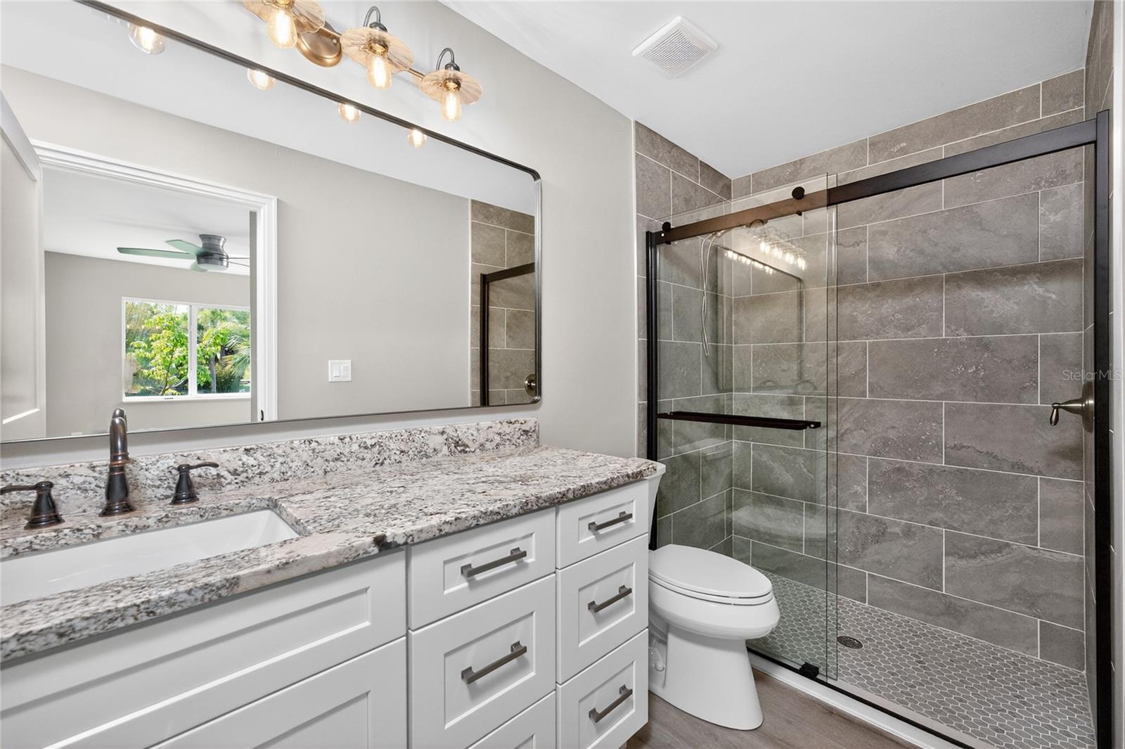 Image 36 of 67 For 2090 Como Street