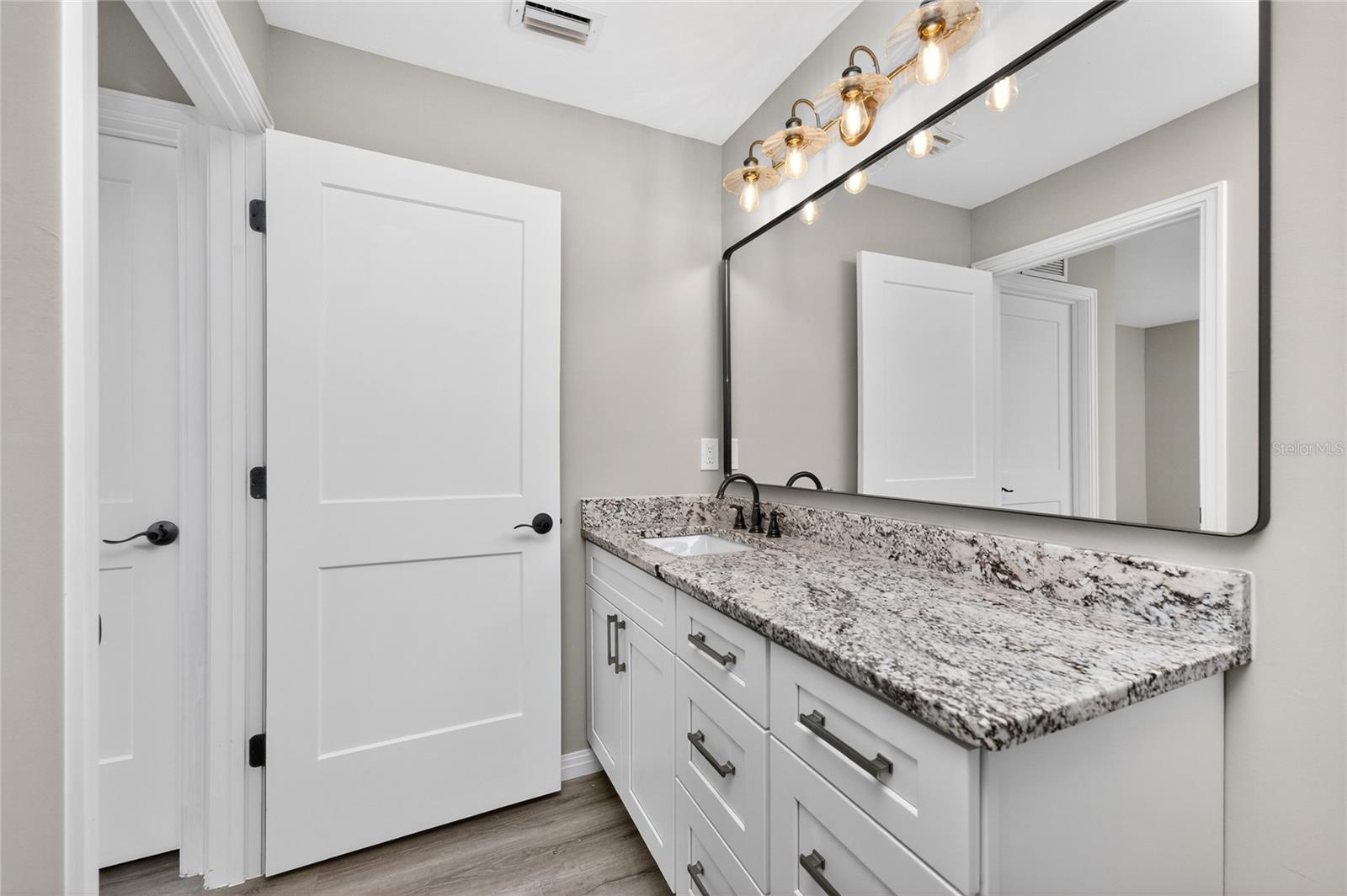 Image 37 of 67 For 2090 Como Street