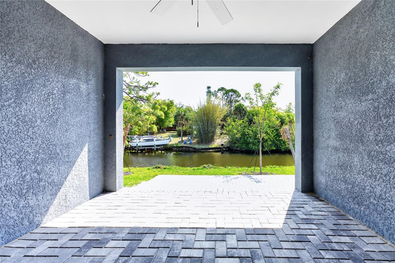 Image 38 of 67 For 2090 Como Street