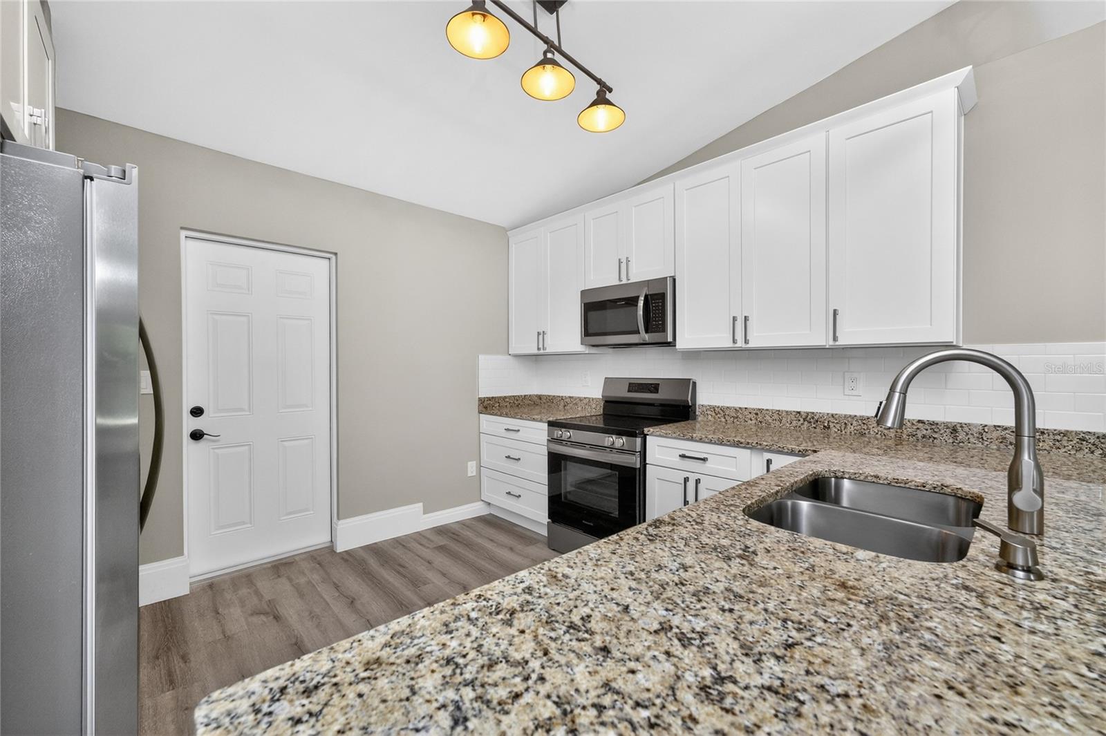 Image 9 of 67 For 2090 Como Street