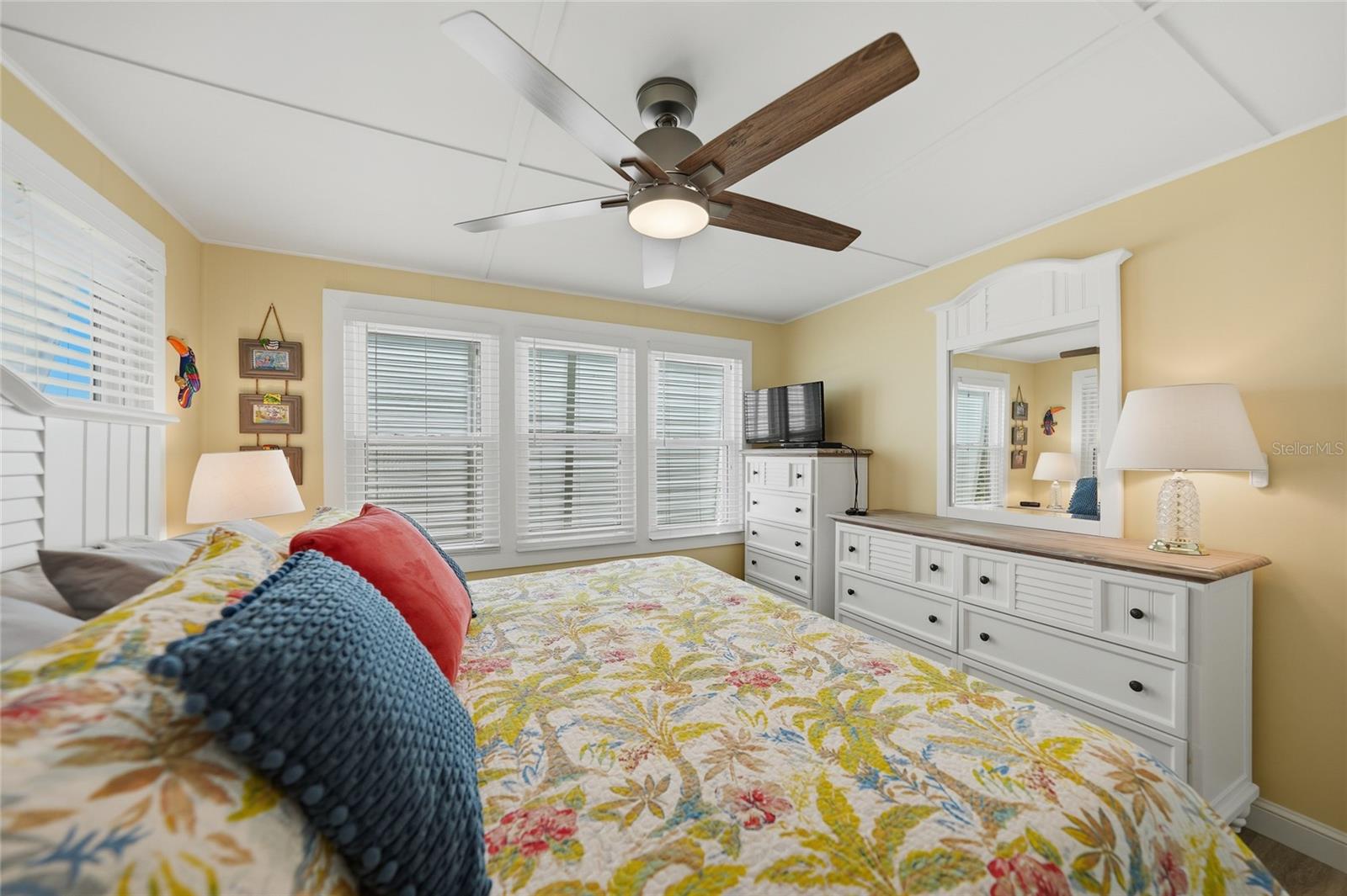 Image 24 of 69 For 554 Parkwood Avenue