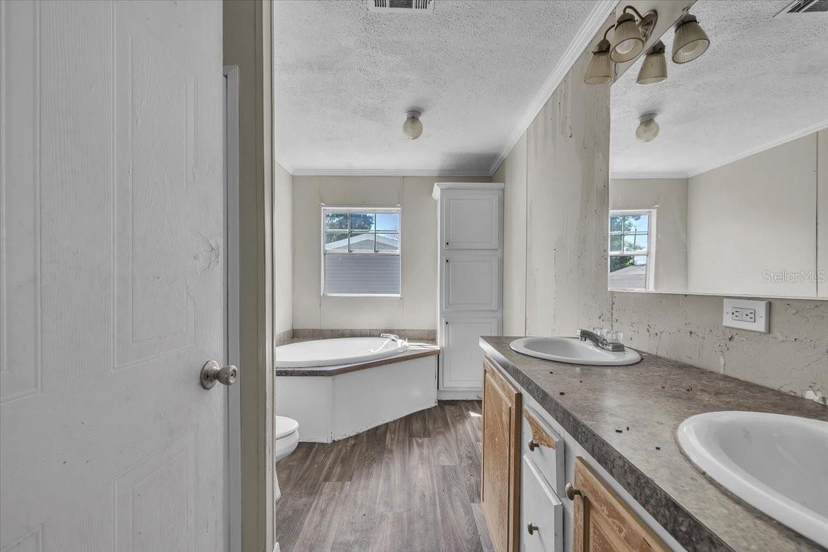 Image 16 of 37 For 1425 Hickory Avenue