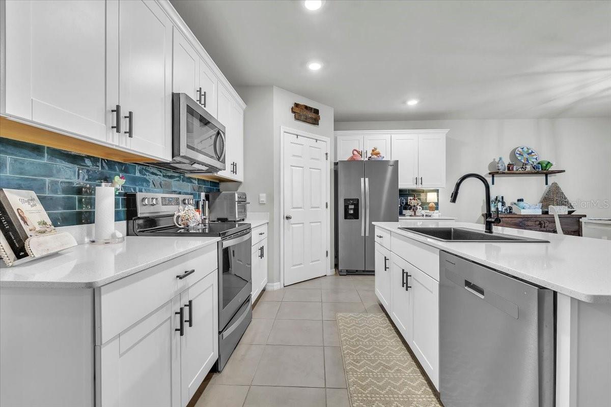 Image 7 of 39 For 25157 Alcazar