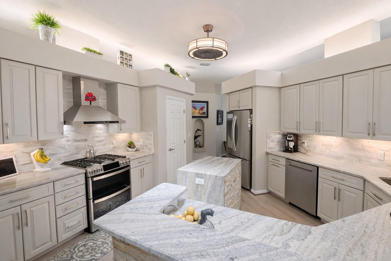 Image 18 of 51 For 2 Long Meadow Road