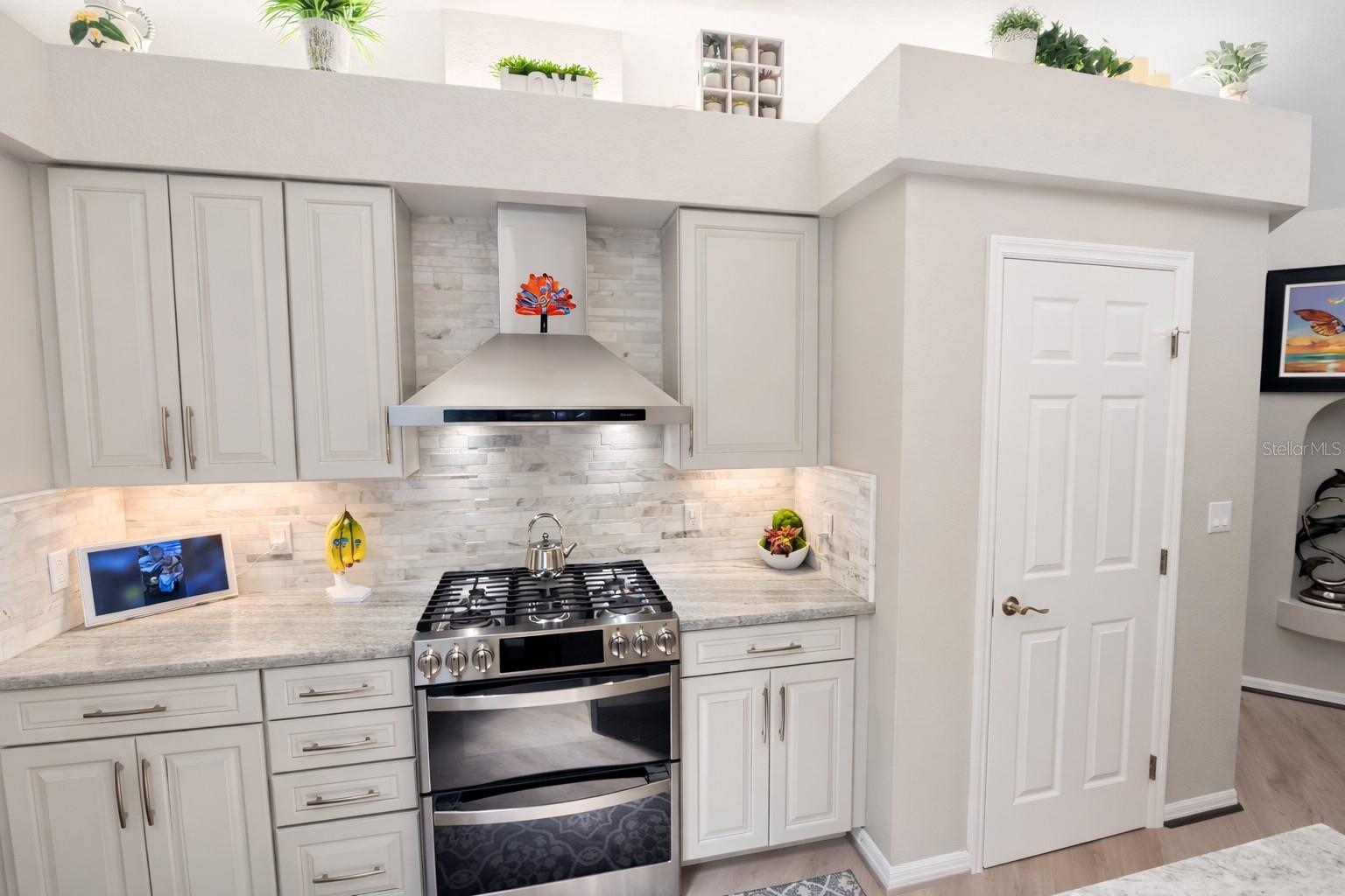 Image 20 of 51 For 2 Long Meadow Road