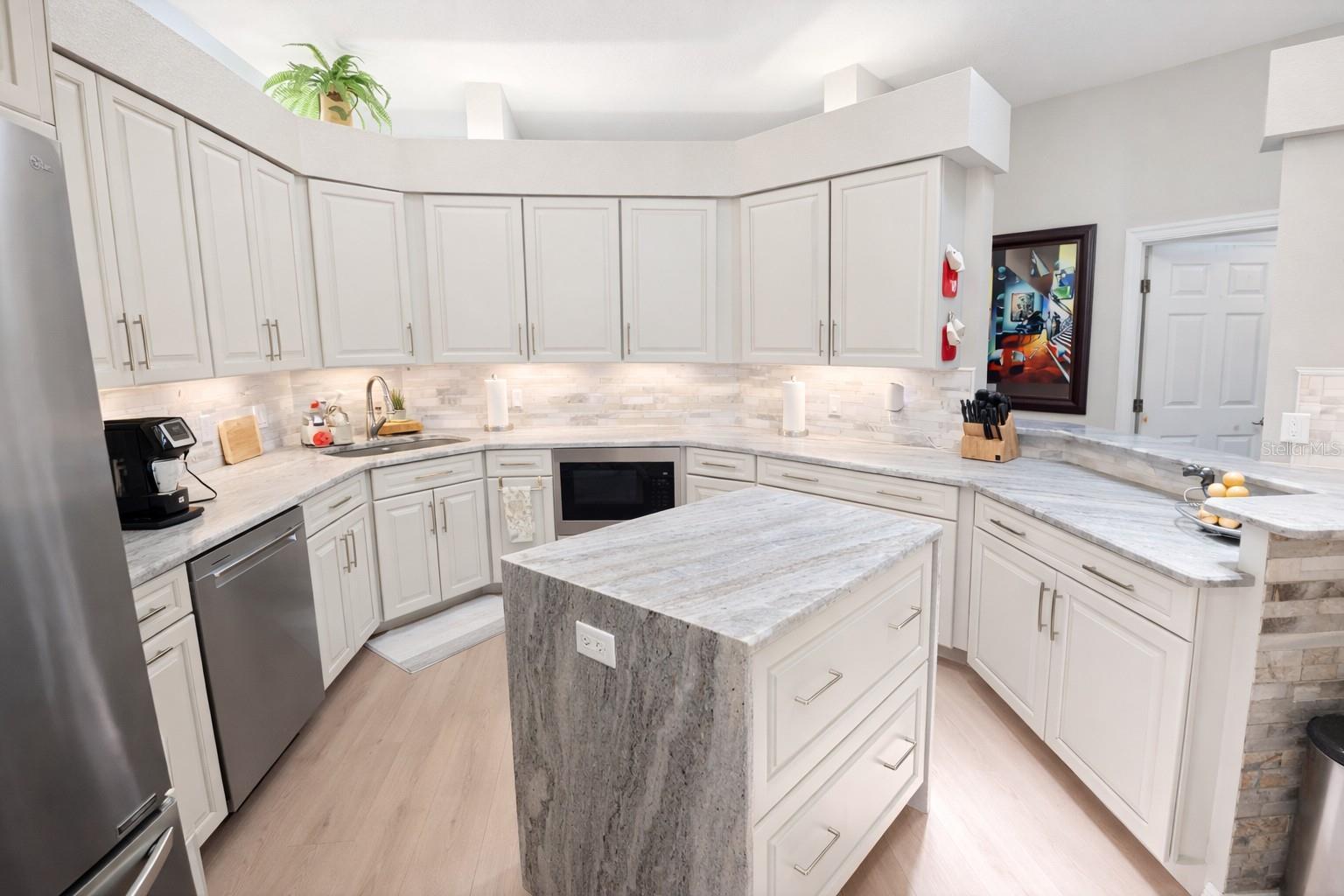 Image 22 of 51 For 2 Long Meadow Road