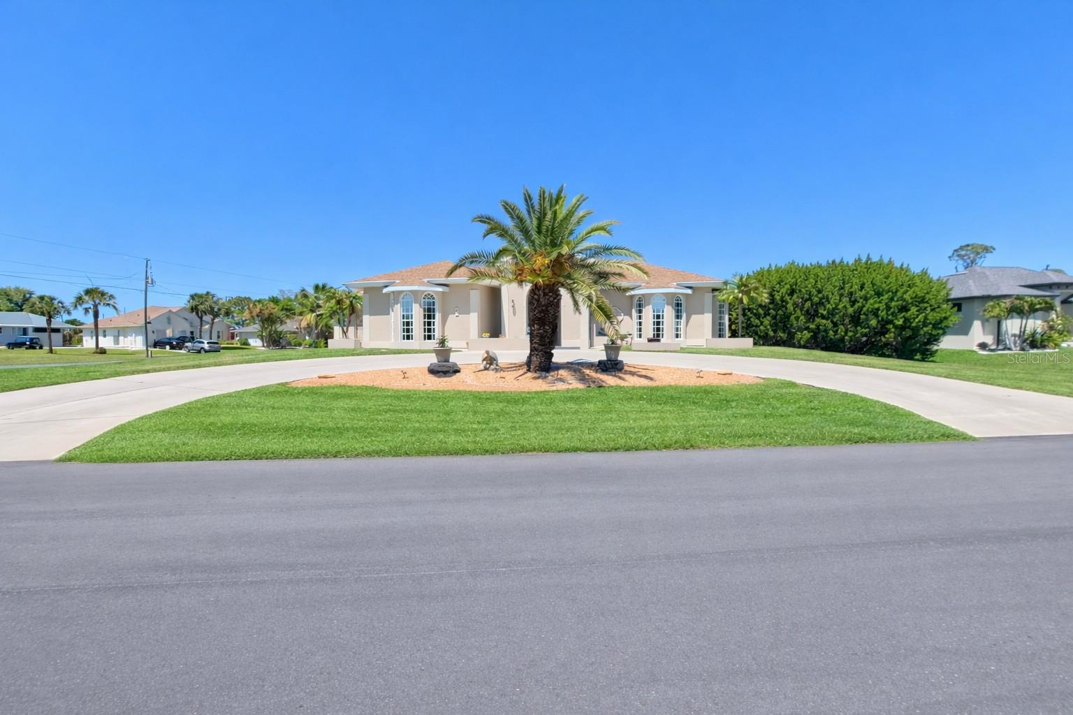 Image 4 of 51 For 2 Long Meadow Road