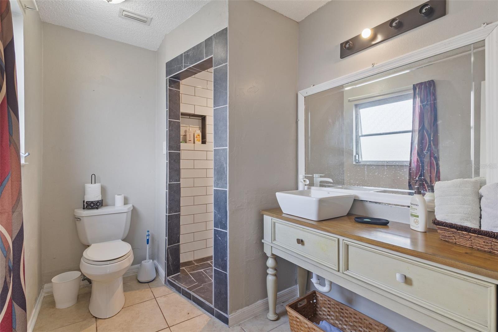 Image 17 of 34 For 3513 Great Neck Street