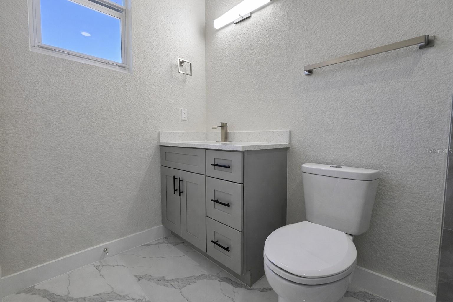 Image 18 of 32 For 2423-2421 Milton Avenue S