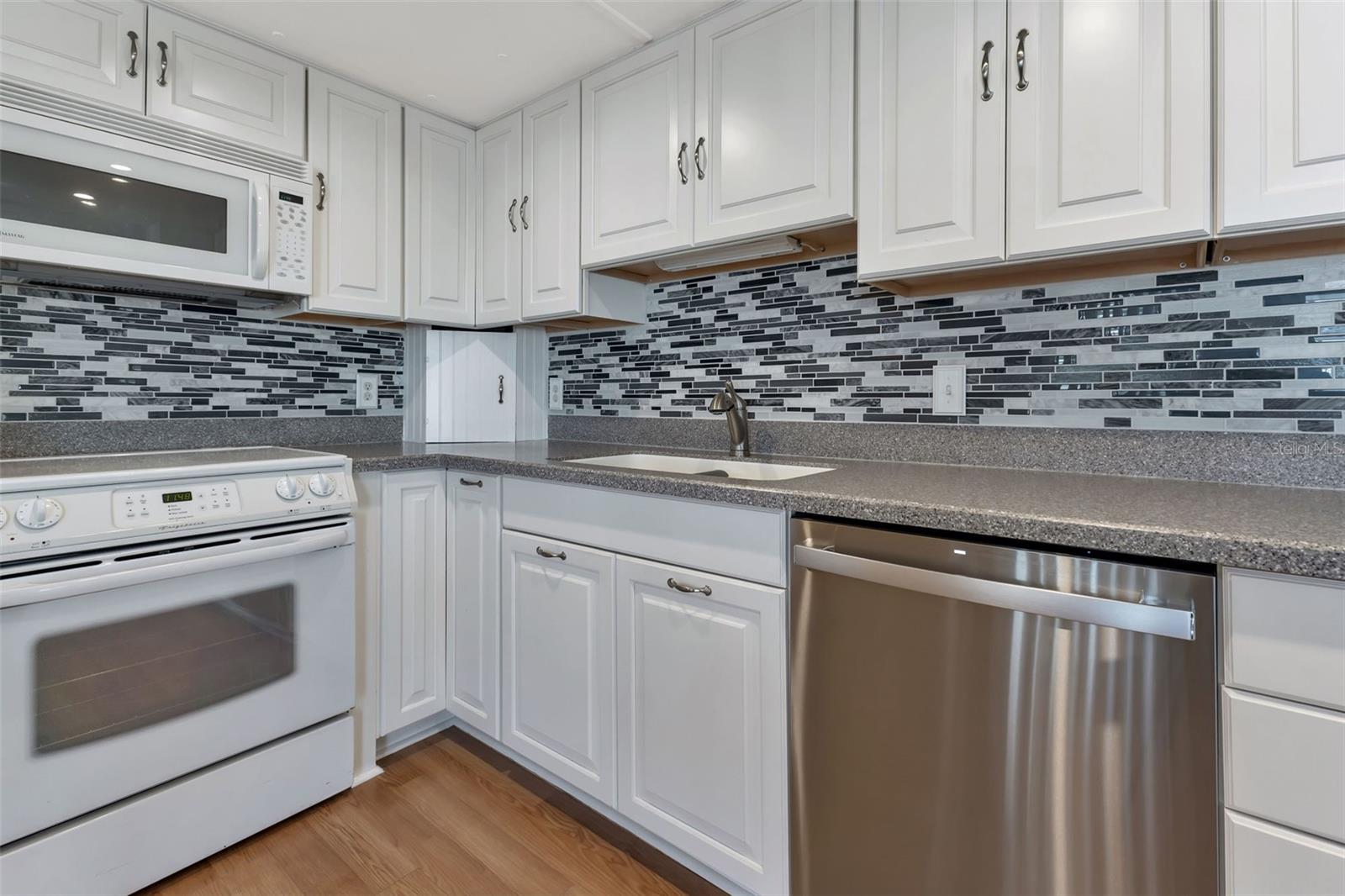 Image 17 of 68 For 10100 Burnt Store Road 118