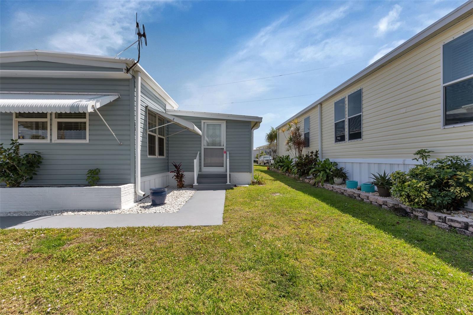 Image 33 of 68 For 10100 Burnt Store Road 118