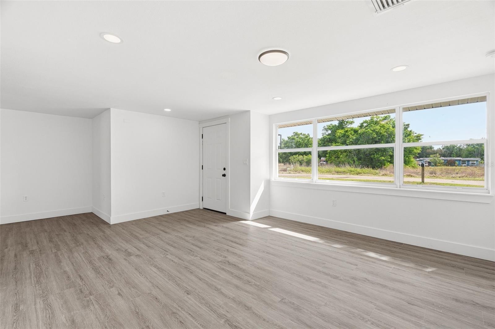 Image 4 of 24 For 2313 Pinegrove Circle