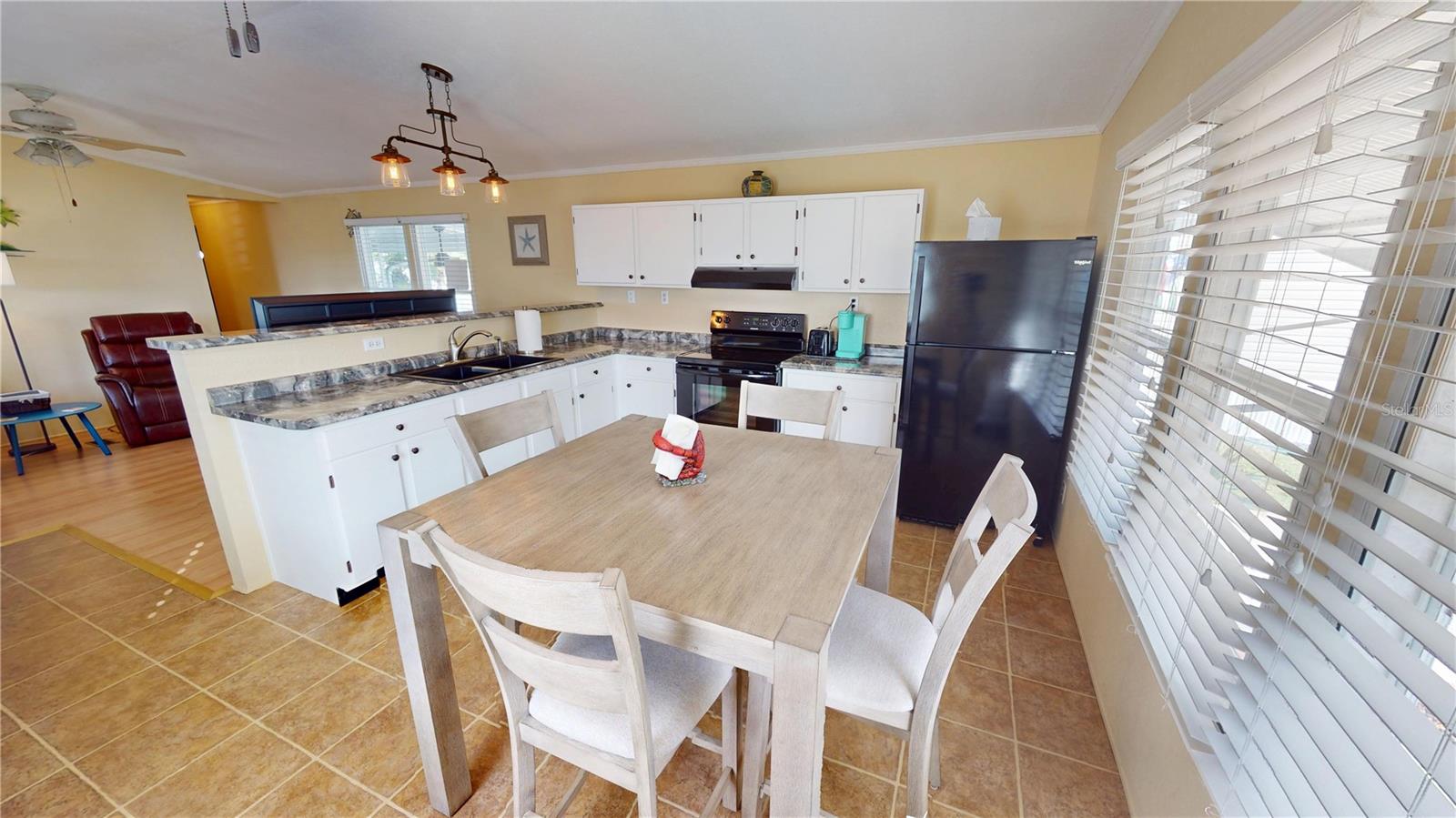 Listing photo id 10 for 10100 Burnt Store Road 123