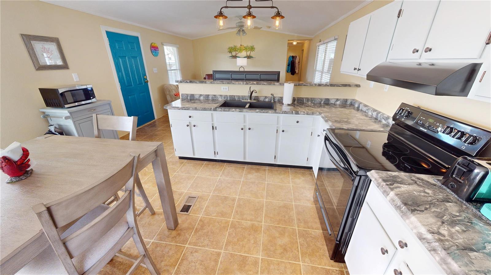 Listing photo id 11 for 10100 Burnt Store Road 123