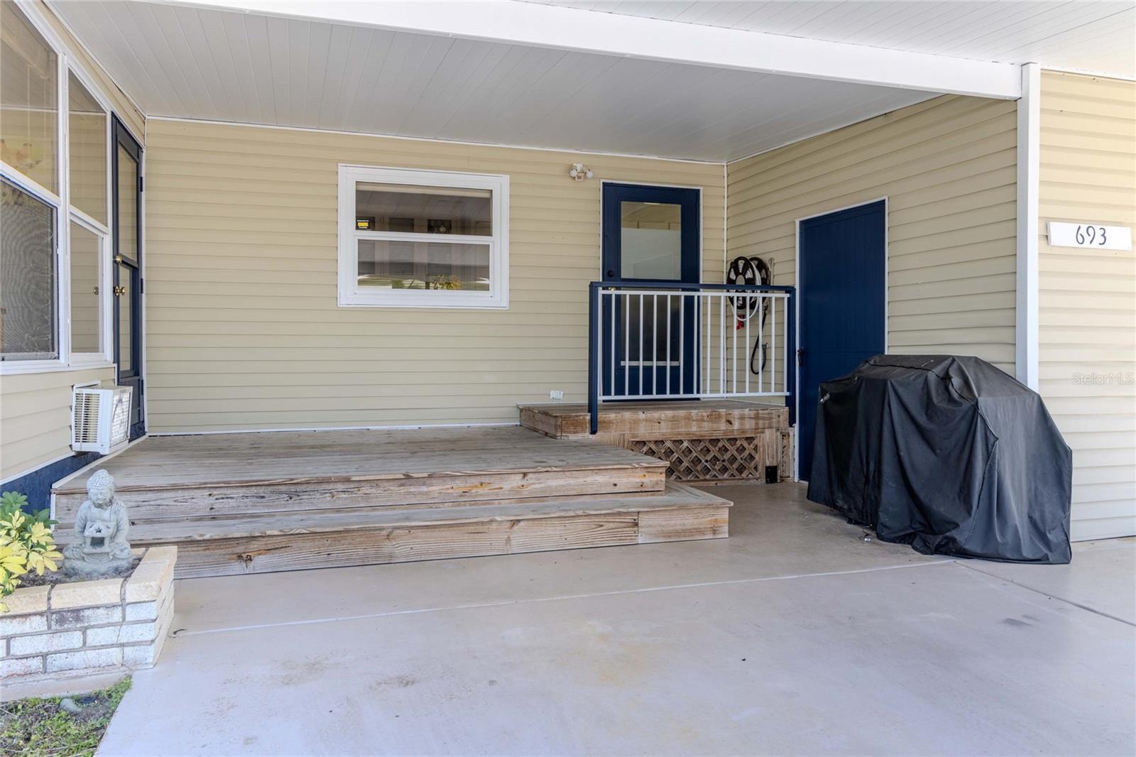 Image 4 of 72 For 2100 Kings Highway Crescent 693