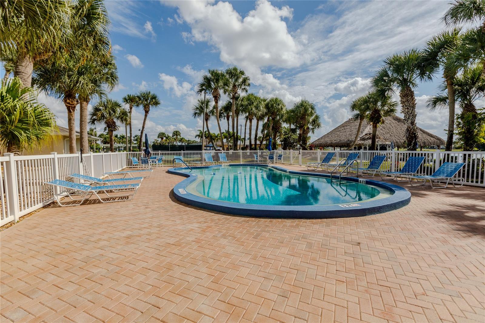 Image 61 of 72 For 2100 Kings Highway Crescent 693