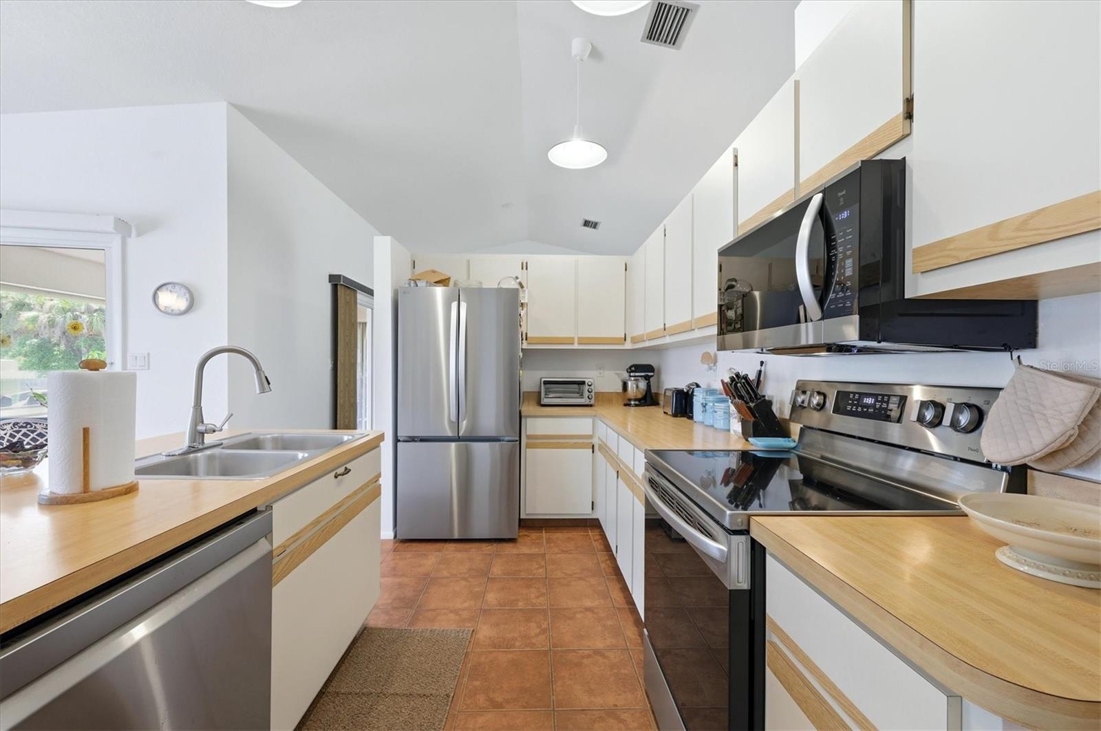 Image 14 of 45 For 2084 Leisure Street