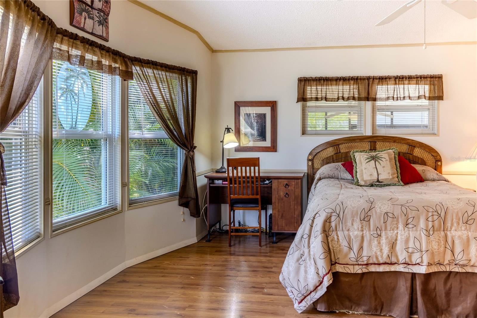 Image 19 of 43 For 2100 Kings Highway  653