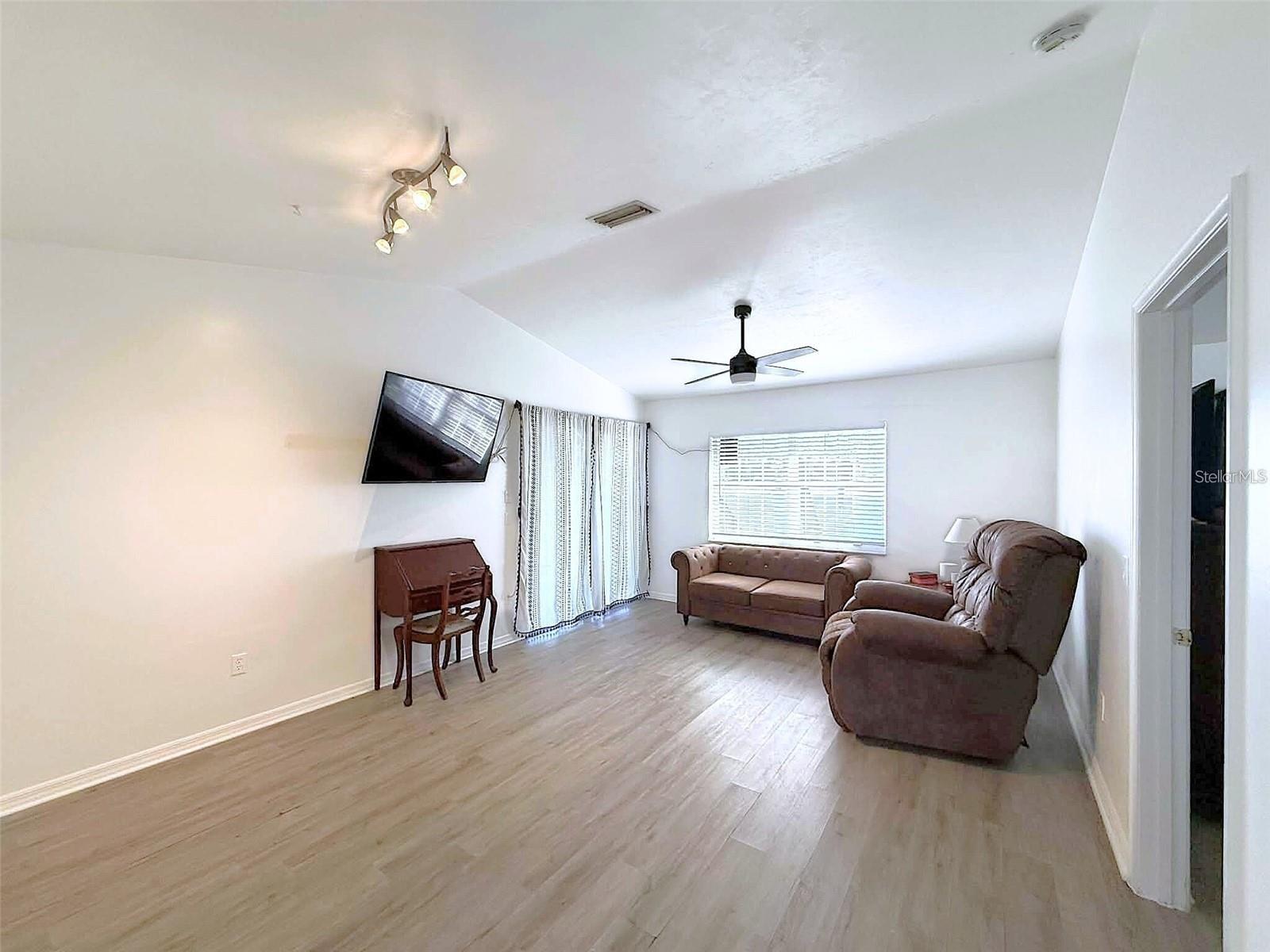 Image 18 of 43 For 504 Rose Apple Circle