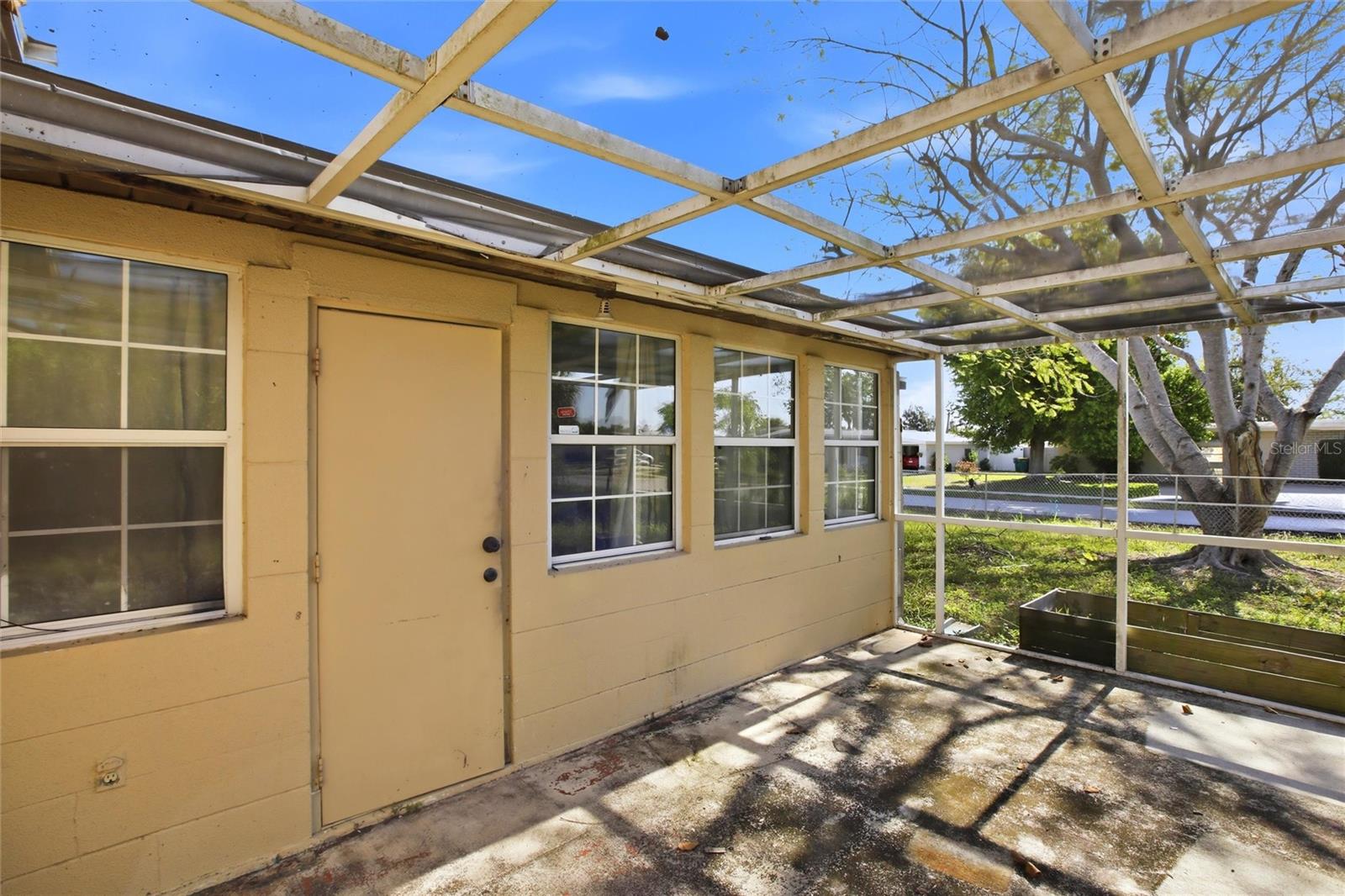 Image 27 of 35 For 21585 Olean Boulevard