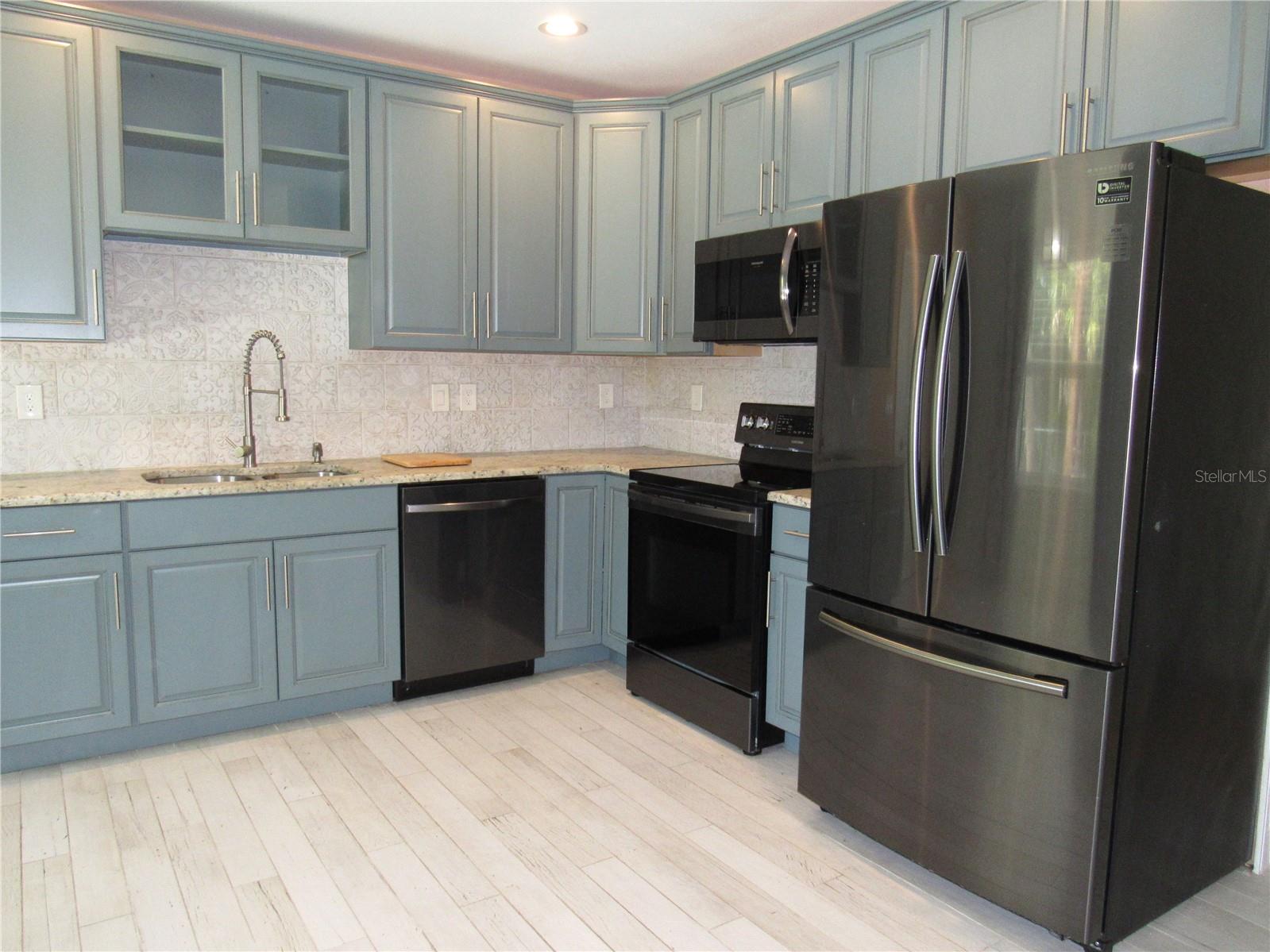 Image 22 of 50 For 2074 & 2076 Como Street