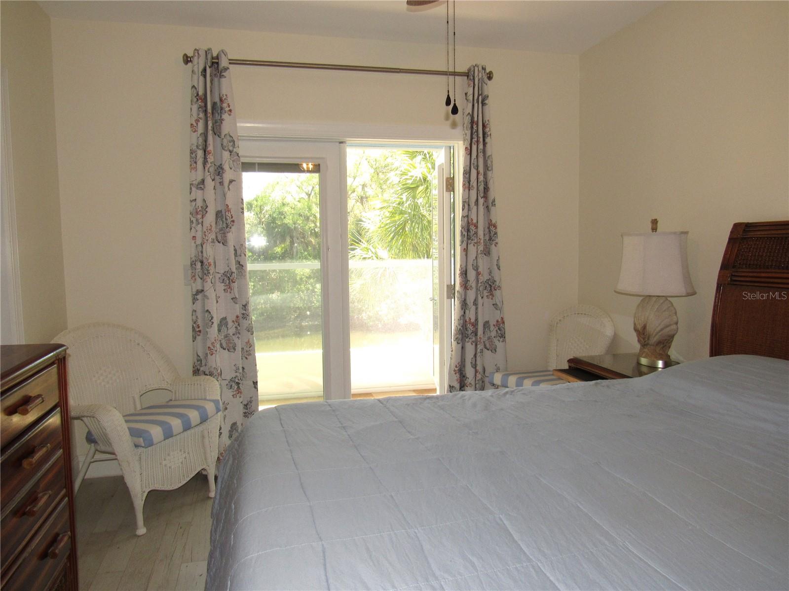 Image 25 of 50 For 2074 & 2076 Como Street