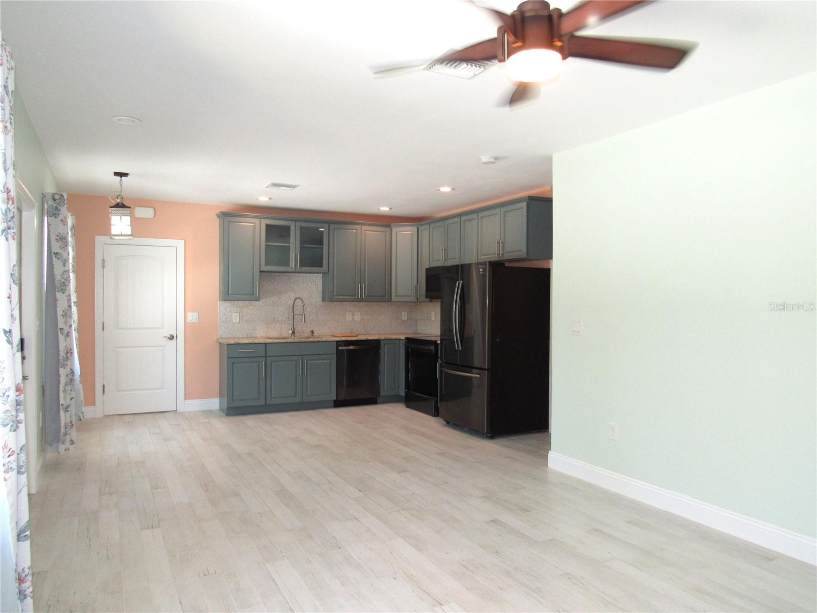 Image 33 of 50 For 2074 & 2076 Como Street