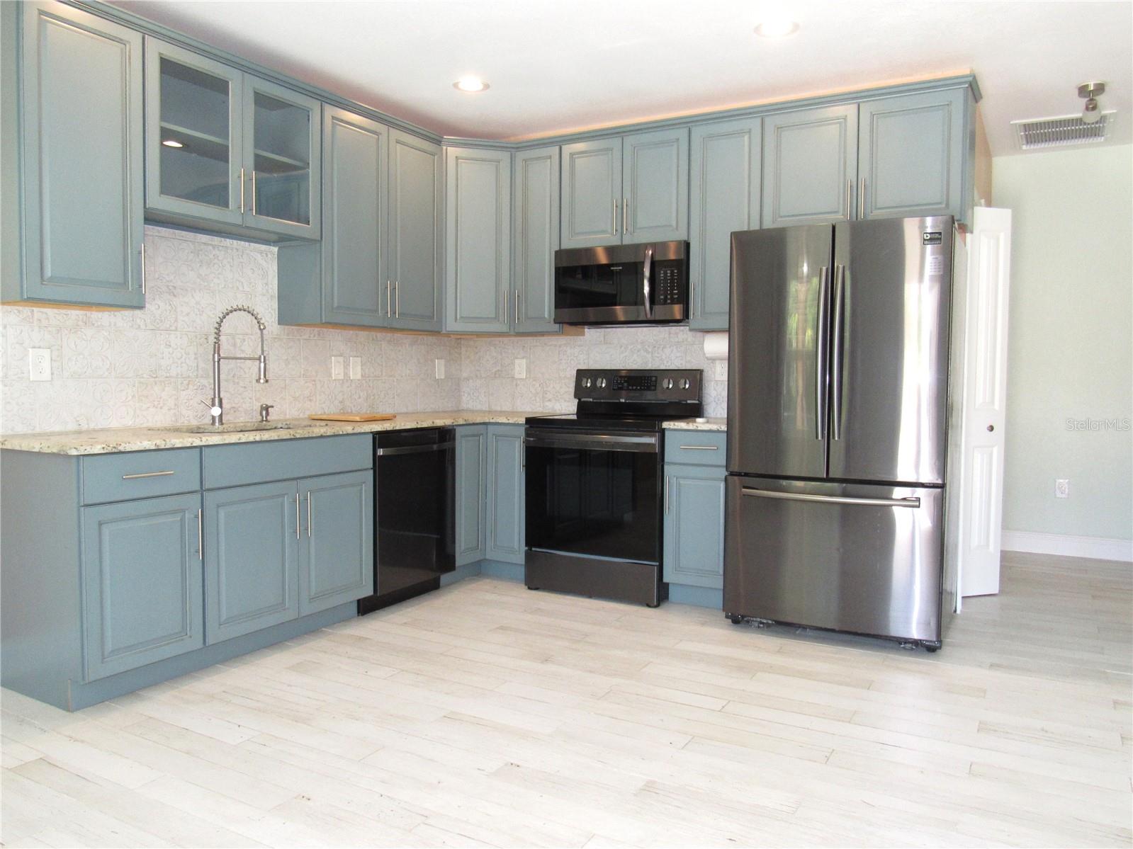 Image 34 of 50 For 2074 & 2076 Como Street