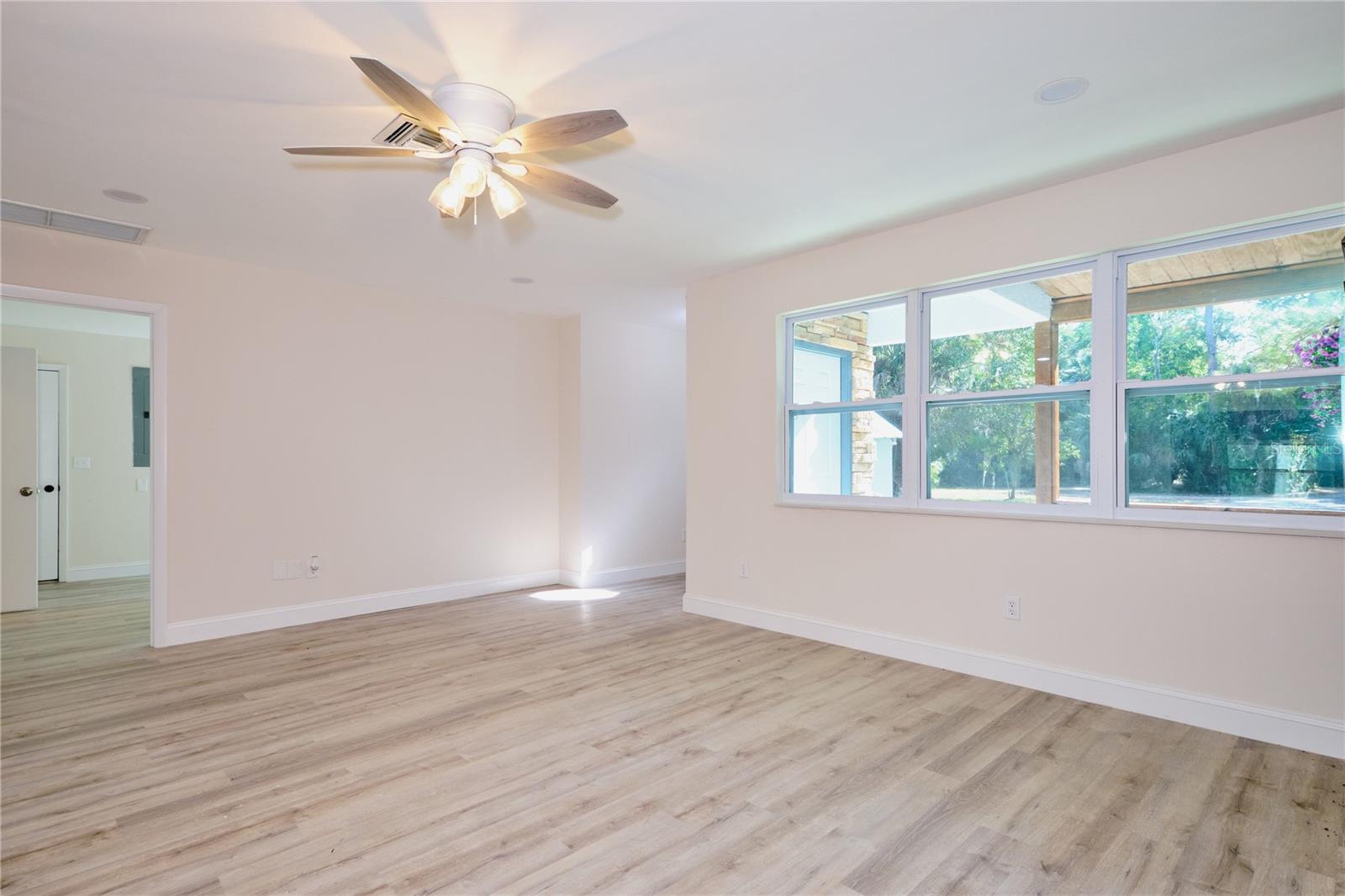 Listing photo id 8 for 221 18th Avenue Nw