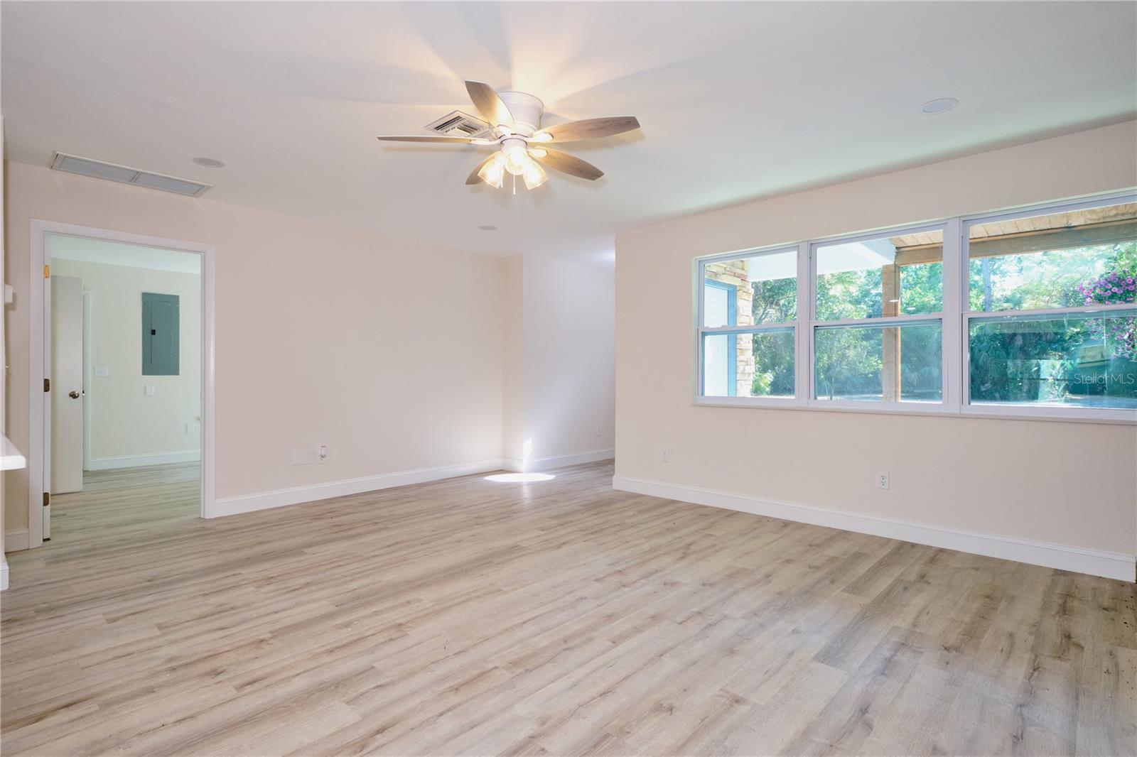 Listing photo id 9 for 221 18th Avenue Nw