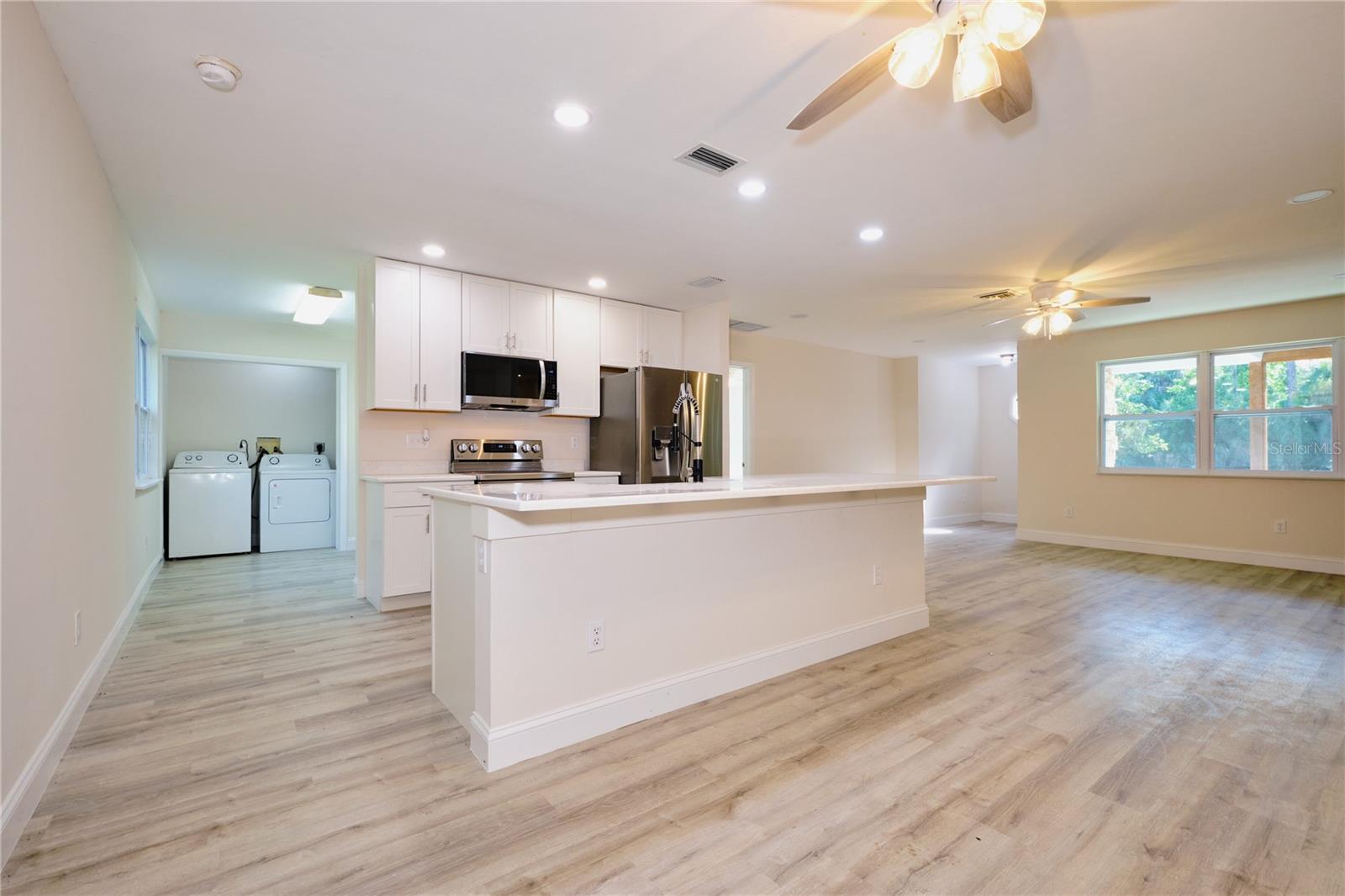 Listing photo id 11 for 221 18th Avenue Nw