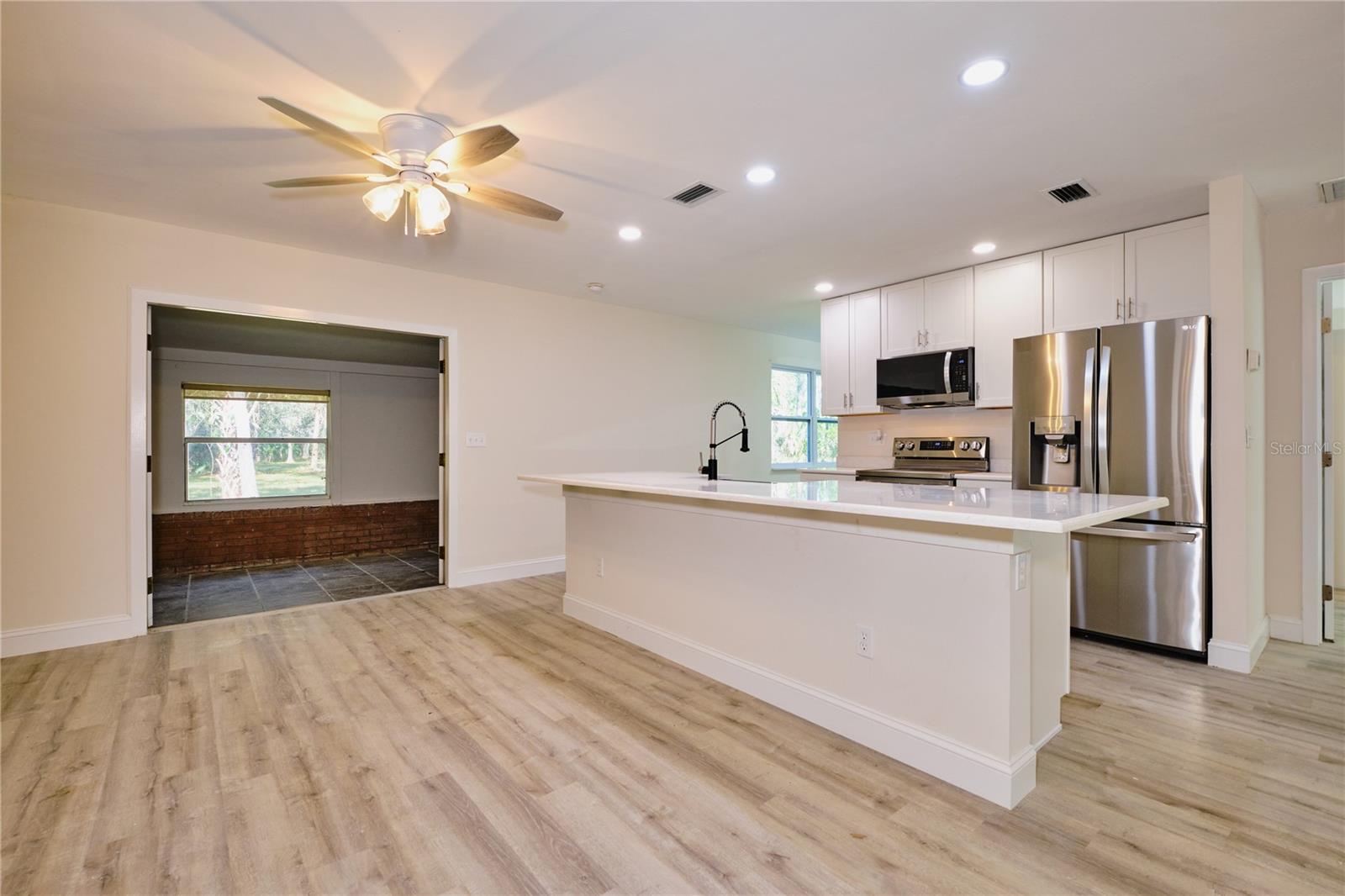 Listing photo id 12 for 221 18th Avenue Nw