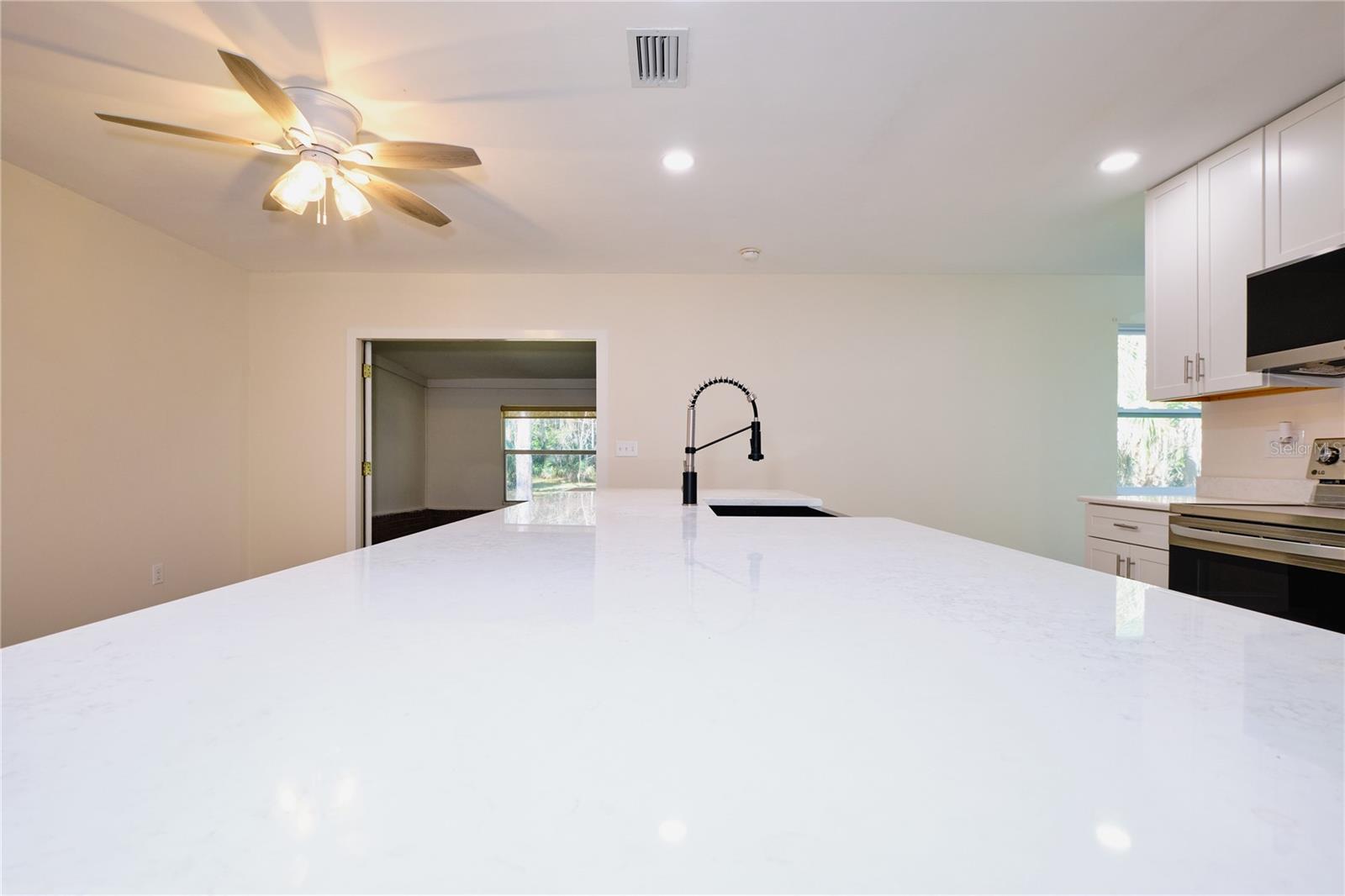 Listing photo id 13 for 221 18th Avenue Nw