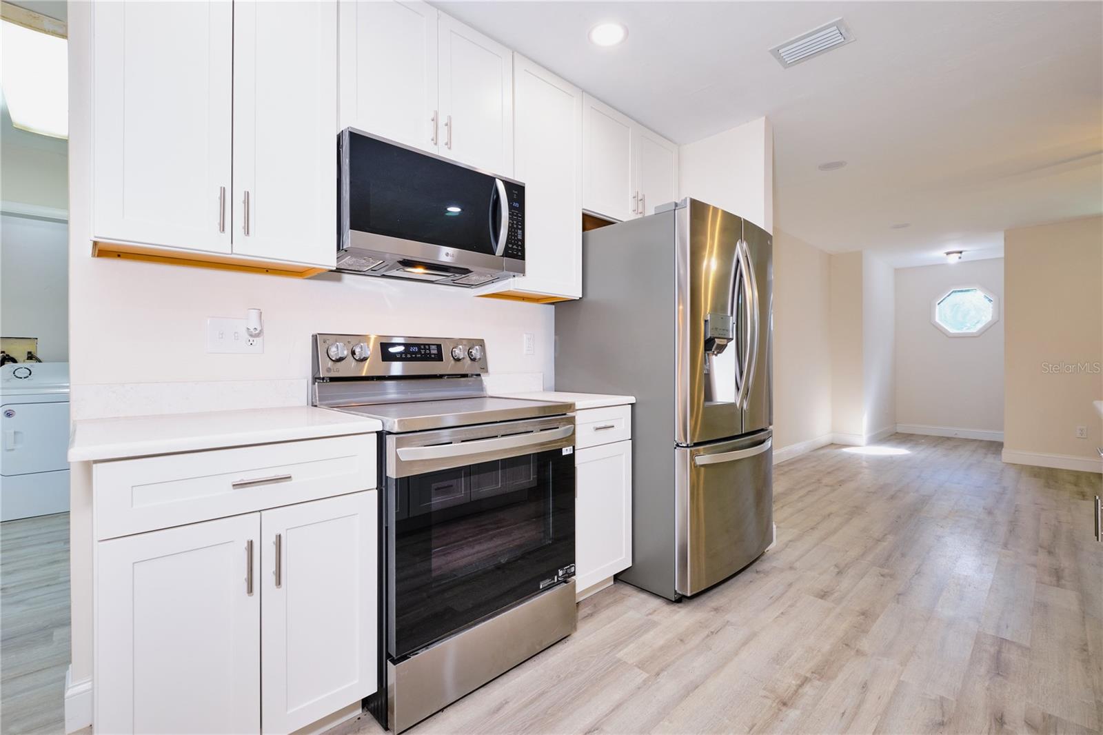 Listing photo id 14 for 221 18th Avenue Nw