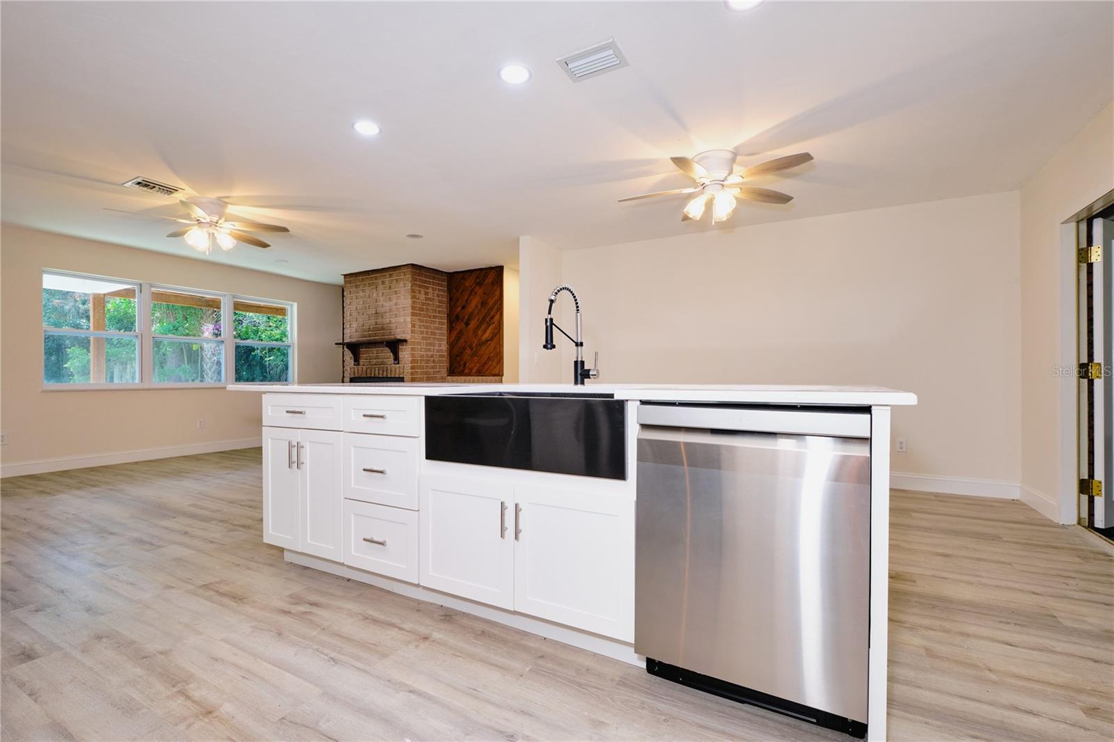 Listing photo id 15 for 221 18th Avenue Nw